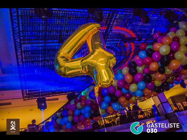 Partypics Felix Club 27.03.2015 4 Years Crazy Balloon - Wir lassen die Ballons mit Geschenken von der Decke fallen !